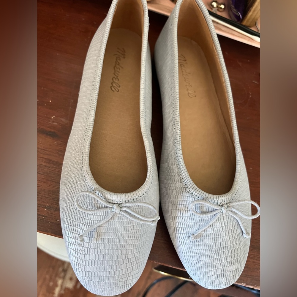 Size 6 Madewell Brand Flats, grey. Never worn. New. Snake like pattern.